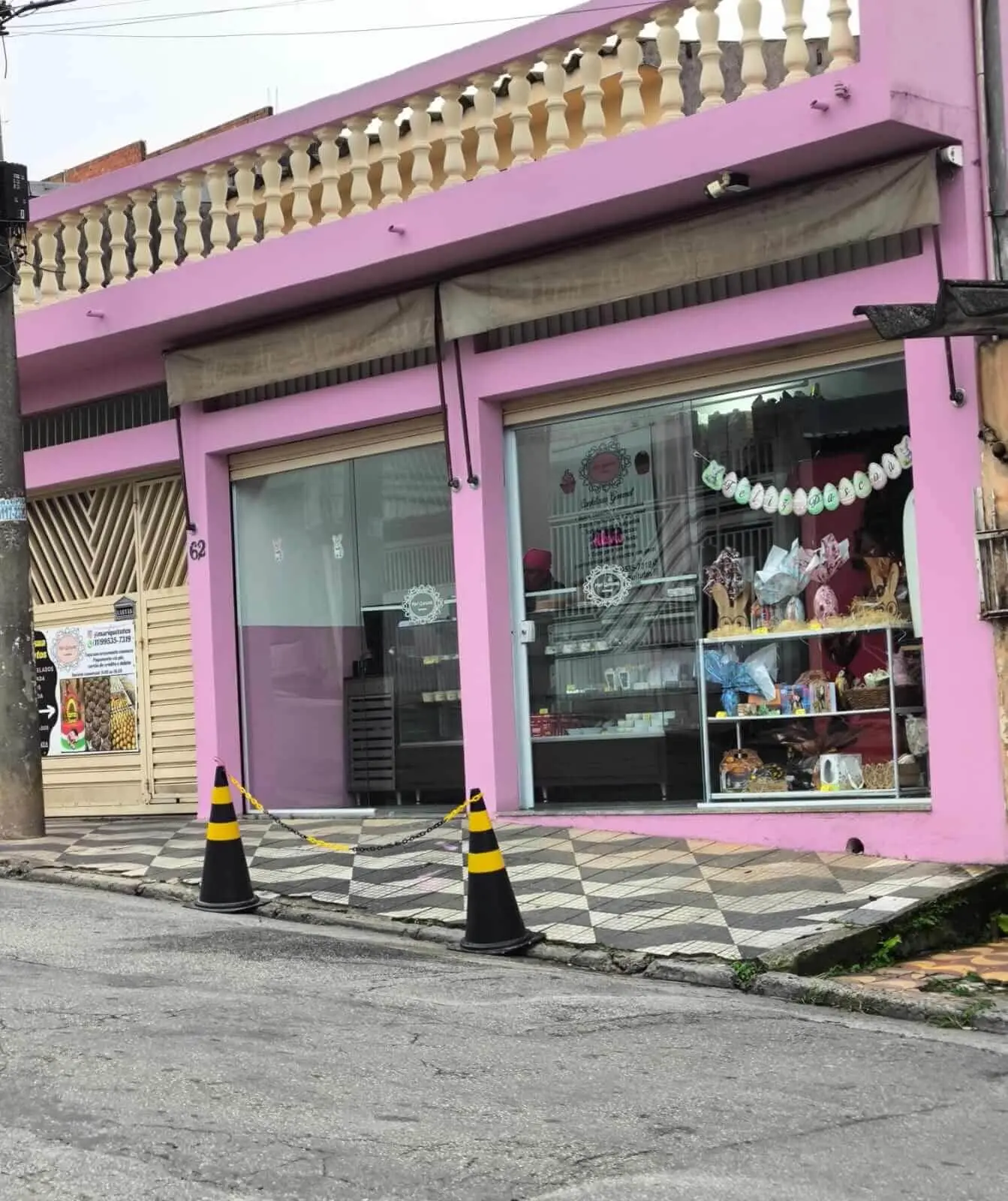 Fachada da Loja Confeitaria cor rosa Mari Quitutes em São Paulo