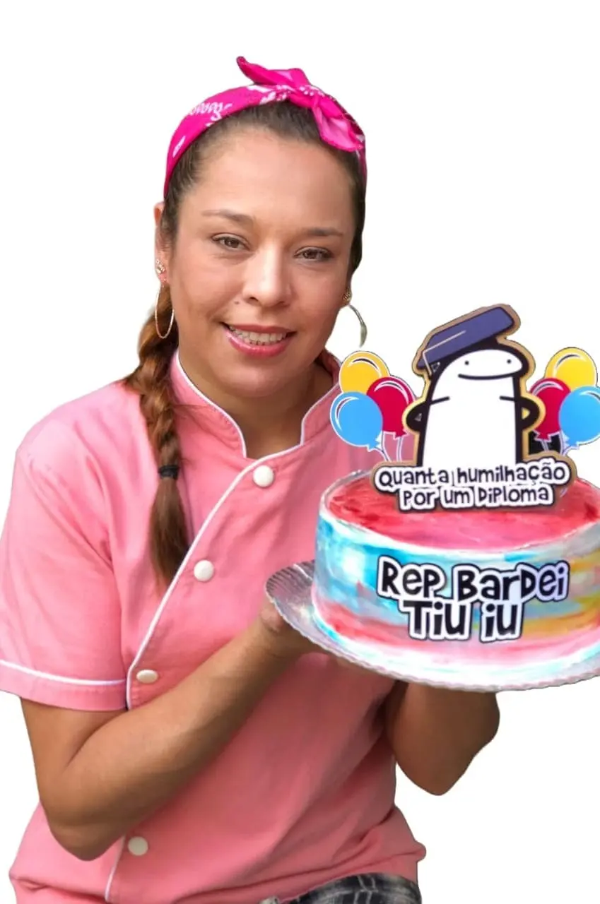 Mulher com avental rosa e sobremesa confeiteira - Mari Quitutes